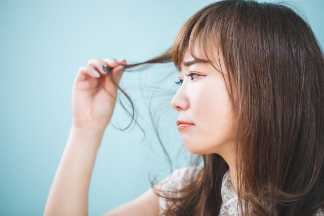 髪を気にする女性